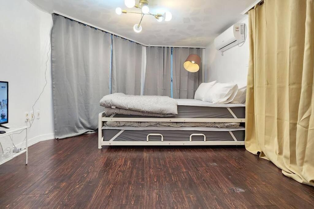Apartment K-11 Hongdae Yeontral Park *